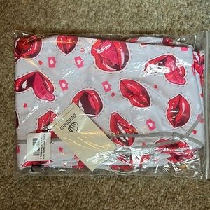 NWT Feed me fight me kissing booth full length leggings Large